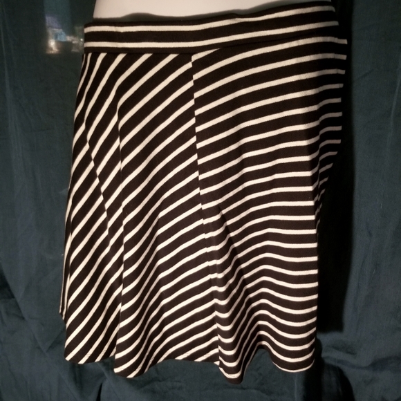 Uniqlo Navy and White Knit Mini Skirt - Picture 2 of 4